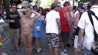 كينا سكس مقابل المال في الشارع جيمس هو غريب الشرج على المقود!
